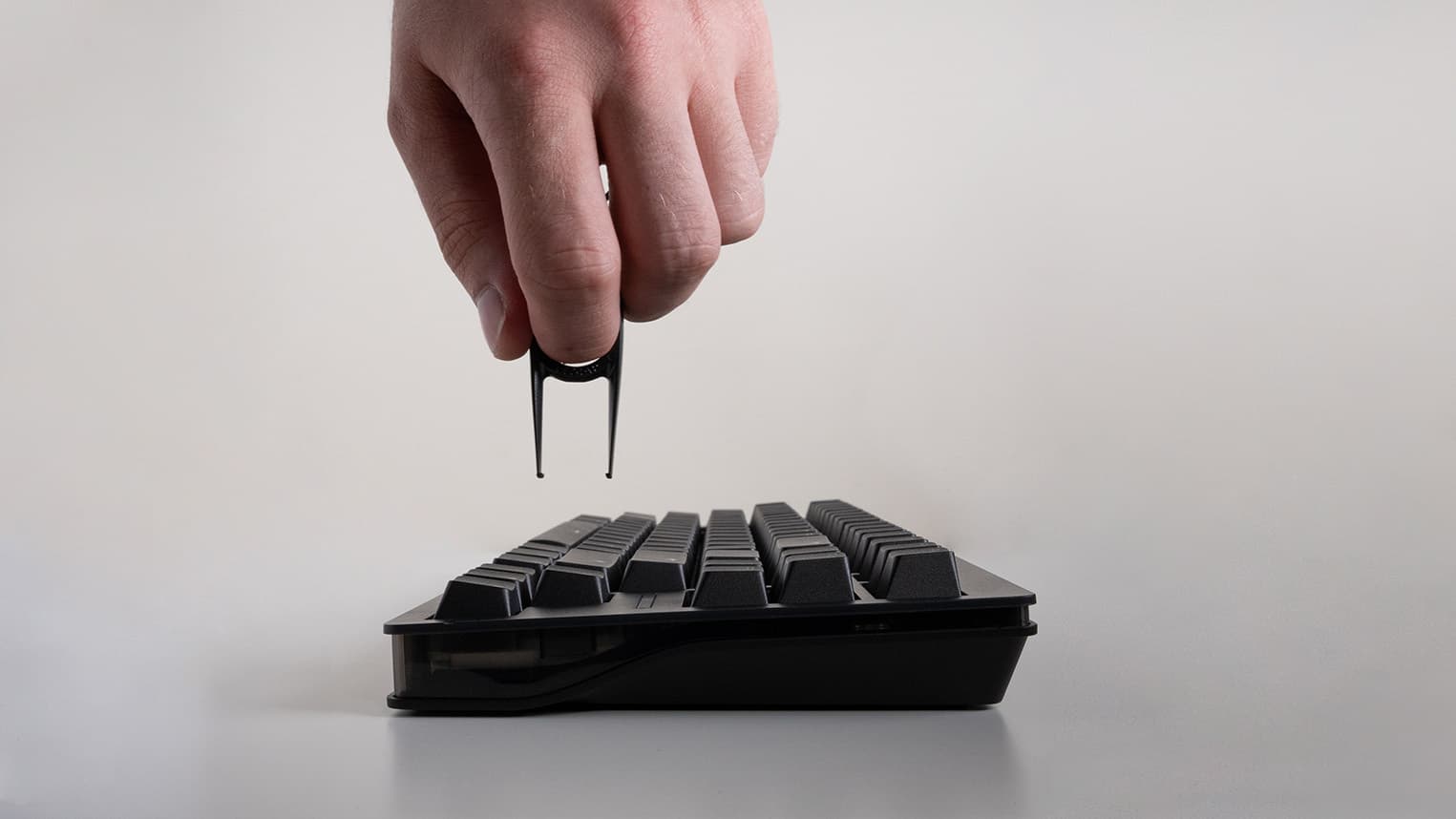 Wooting 80HE+ showing the alignment of the keycap puller over a keycap